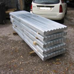 8FT GALVANISED CORRUGATED ROOFING SHEET .