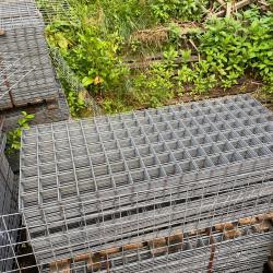 GALVANISED STEEL MESH PANEL APPROX 54 X 21 INCH WIDE 4ft6 x 1ft9