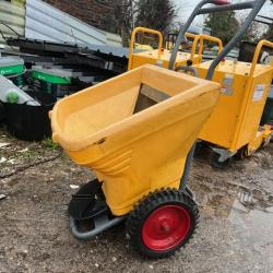 TURBOCAST 300 PUSH-ALONG GRIT SPREADER