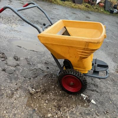 TURBOCAST 300 PUSH-ALONG GRIT SPREADER