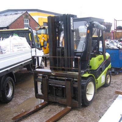 DIRECT MOD / ARMY CLARK C35D FORKLIFT, LOW MAST, SIDE SHIFT, FORK POSITIONING